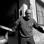 18413_diego_levy__un_hombre_mayor_se_resiste_violentamente_a_ser_desalojado_de_su_vivienda__buenos_aires__ca__2000__diego_levy